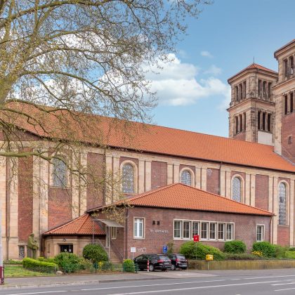 Imposante Kirche Mit Hohlfalzziegel Z5