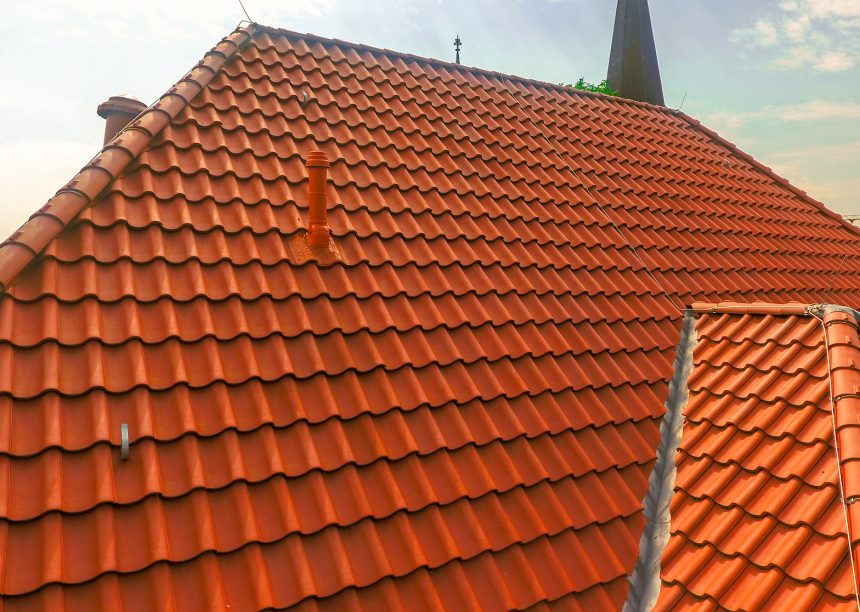 Verbouwde pastorie met holle pan Z5 in natuurrood donker op het dak.