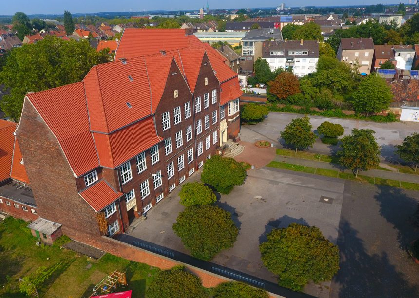School met OVH-dakpan Z5 »variwell» op het dak