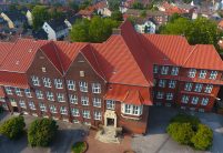 School met OVH-dakpan Z5 »variwell» op het dak