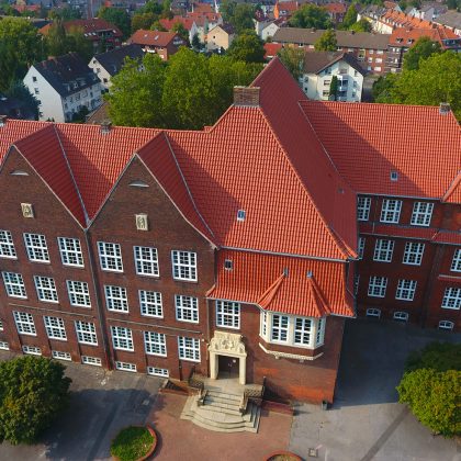School met OVH-dakpan Z5 »variwell» op het dak