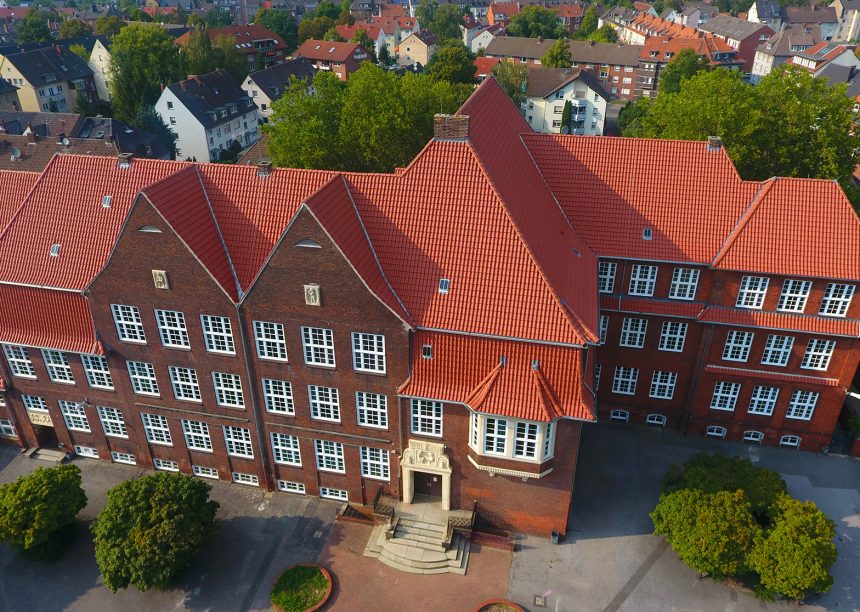 School met OVH-dakpan Z5 »variwell» op het dak