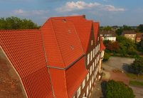 School met OVH-dakpan Z5 »variwell» op het dak