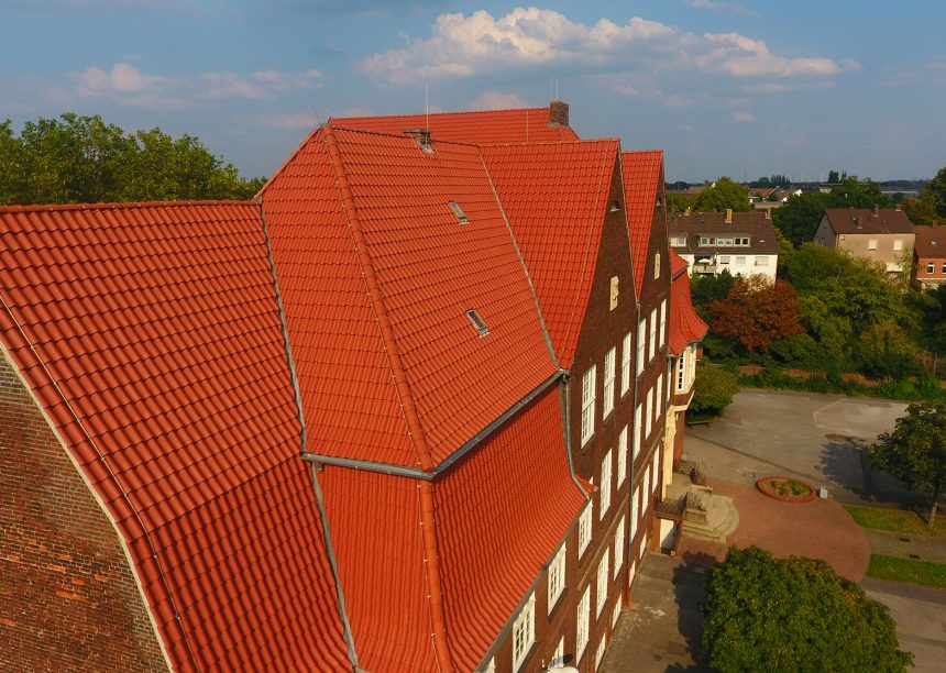 School met OVH-dakpan Z5 »variwell» op het dak