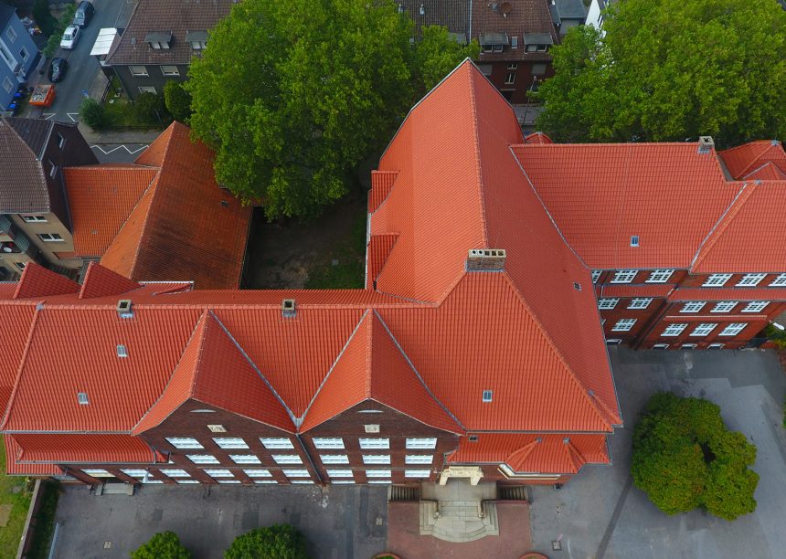 School met OVH-dakpan Z5 »variwell» op het dak
