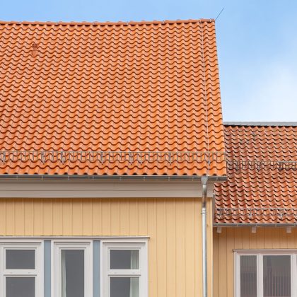 Naturroter Dachziegel Z5 auf öffentlichen Gebäude
