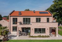 Villa met bakstenen gevel en OVH-dakpan Z5 op het dak