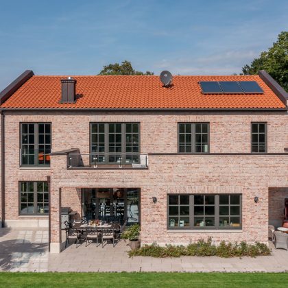 Villa met bakstenen gevel en OVH-dakpan Z5 op het dak