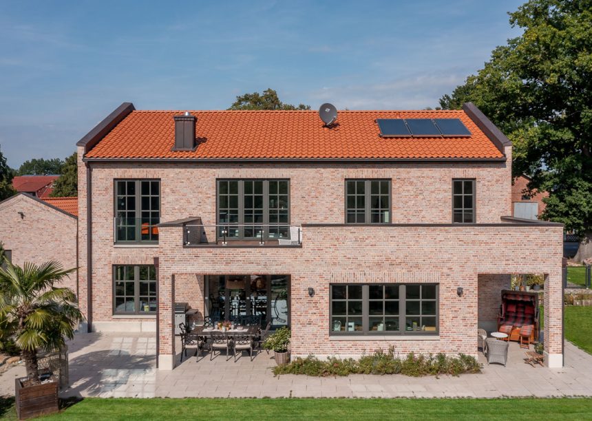 Villa met bakstenen gevel en OVH-dakpan Z5 op het dak