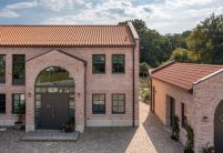 Villa met bakstenen gevel en OVH-dakpan Z5 op het dak