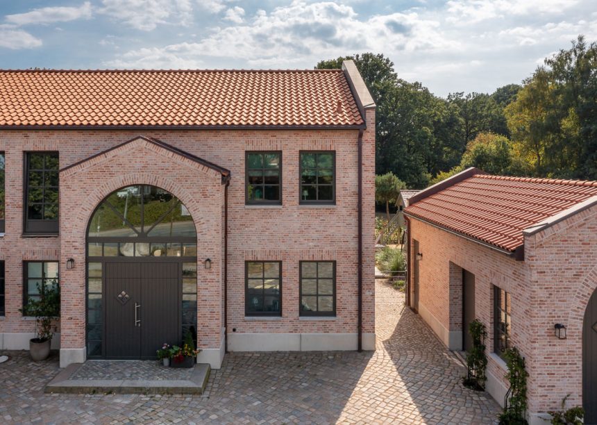 Villa met bakstenen gevel en OVH-dakpan Z5 op het dak