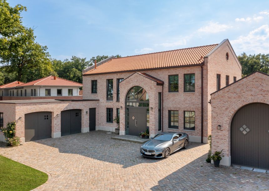 Villa met bakstenen gevel en OVH-dakpan Z5 op het dak