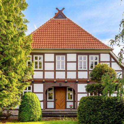 Baumschule mit Fachwerk und Hohlfalzziegel Z5 in naturrot hell auf dem Dach