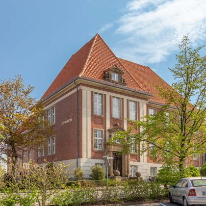 Saniertes Amtsgericht mit Hohlfalzziegel Z5 in naturrot hell