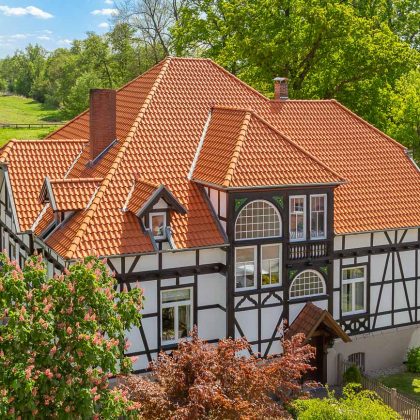 Saniertes Bauernhaus mit Fachwerk und Hohlfalzziegel Z5 auf dem Dach