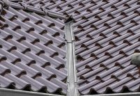 Stijlvolle bungalow met kastanjebruine dakpannen op het schilddak met focus op de kilkeper.