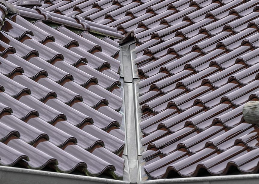 Stijlvolle bungalow met kastanjebruine dakpannen op het schilddak met focus op de kilkeper.