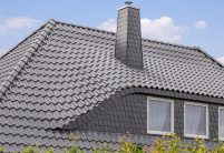 Chique eengezinswoning met een elegante, zilverkleurig grijze dakpan Z5 met details van de dakkapel.