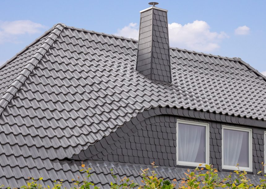 Chique eengezinswoning met een elegante, zilverkleurig grijze dakpan Z5 met details van de dakkapel.