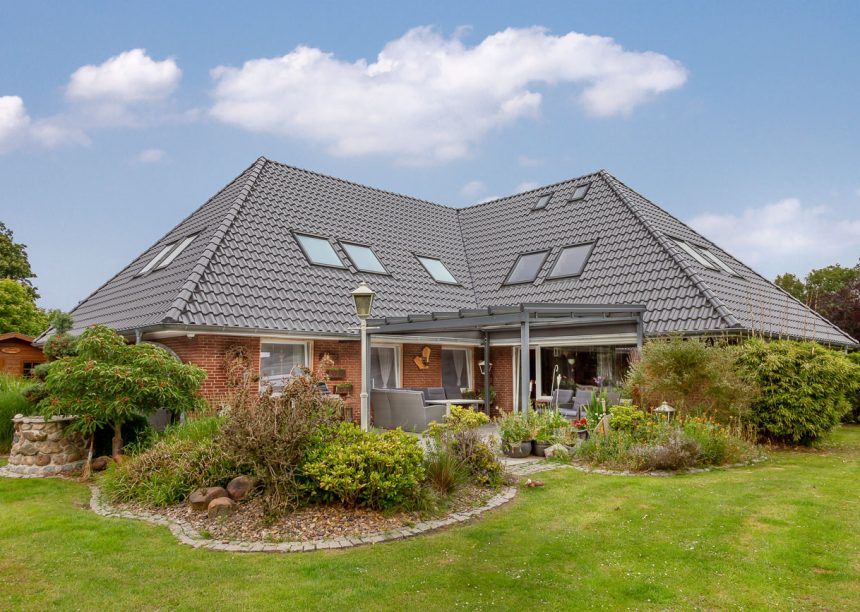Chique eengezinswoning met een elegante, zilverkleurig grijze dakpan Z5 met terrasinkijk.