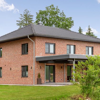 Moderne bouwstijl met OVH-dakpan Z5 in trendy matte glazuur