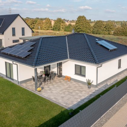 Bungalow met PV-opdaksanlage en onze platte dakpan J11v in edelzwart.