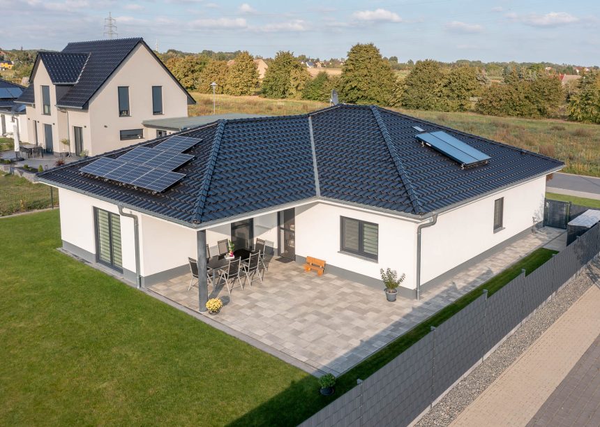 Bungalow met PV-opdaksanlage en onze platte dakpan J11v in edelzwart.