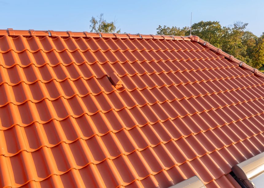 Z5-dakvlak in oudrood op een appartementsgebouw met vorst F6v.