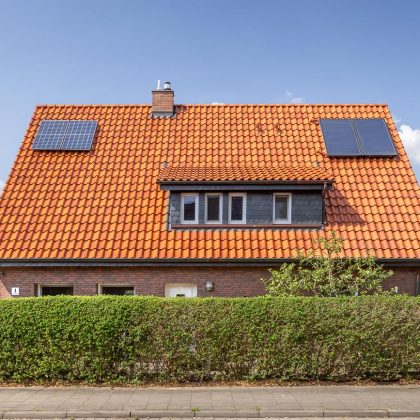 Gesamtansicht von Dachdetails von Einfamilienhaus mit  Ziegel Z5 in friesisch-bunt Salzbrand