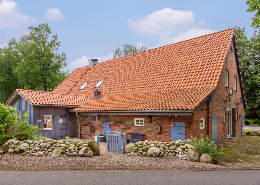 Friesisch-bunt Salzbrand auf historischen Klinkerhaus mit Krüppelwalmdach hier  mit farblichen Hingucker an den Holzelementen