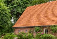 Friesisch-bunt Salzbrand auf historischen Klinkerhaus mit Krüppelwalmdach hier  mit tollem Garten