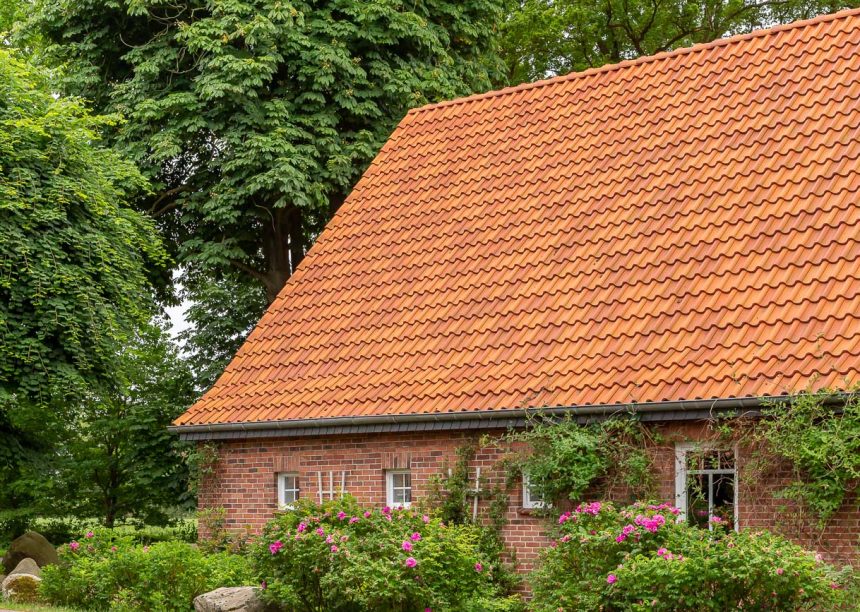 Friesisch-bunt Salzbrand auf historischen Klinkerhaus mit Krüppelwalmdach hier  mit tollem Garten
