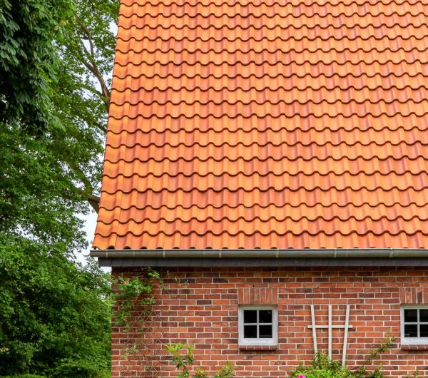 Friesisch-bunt Salzbrand auf historischen Klinkerhaus mit Krüppelwalmdach hier die Details der Dachziegel