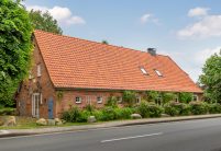 Friesisch-bunt Salzbrand auf historischen Klinkerhaus mit Krüppelwalmdach hier  von der Straße aus fotografiert