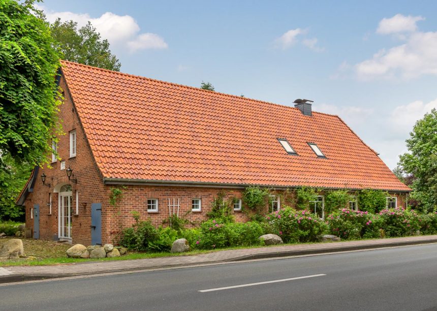 Friesisch-bunt Salzbrand auf historischen Klinkerhaus mit Krüppelwalmdach hier  von der Straße aus fotografiert