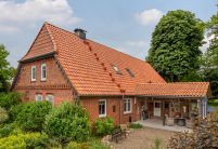 Friesisch-bunt Salzbrand auf historischen Klinkerhaus mit KrüppelwalmdachArchitekturfoto von: Susanne Buchholz (www.susanne-buchholz.de)