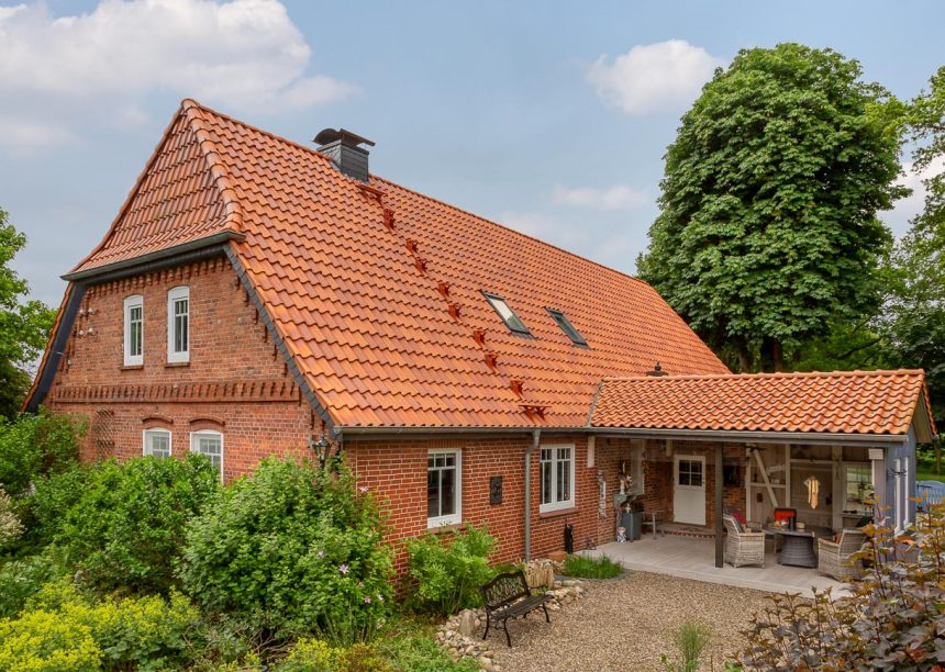 Friesisch-bunt Salzbrand auf historischen Klinkerhaus mit KrüppelwalmdachArchitekturfoto von: Susanne Buchholz (www.susanne-buchholz.de)