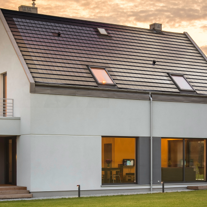 Unser Solarziegel Stylist-PV mit Autarq auf einem atemberaubenden Objekt.