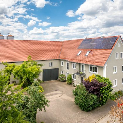 Sanierter Bauernhof mit Flachdachziegel W6v in rotbraun