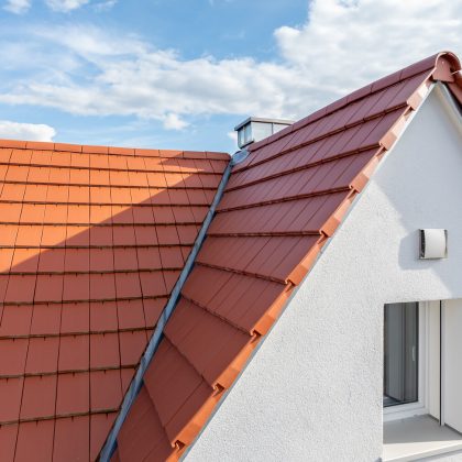Wohnhaus gedeckt mit Flachziegel Stylist in rotbraun