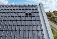 Eengezinswoning met spacegrijs hellend dak met FD-dakpan J11v in het brandpunt van de sanitaire ventilatoren
