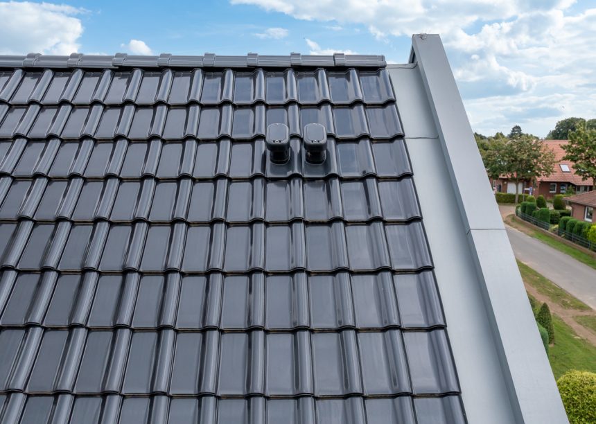 Eengezinswoning met spacegrijs hellend dak met FD-dakpan J11v in het brandpunt van de sanitaire ventilatoren