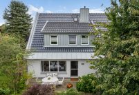 Eengezinswoning met spacegrijs zadeldak en terraszicht