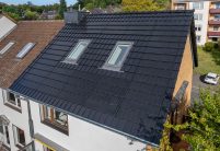 J160 en J160-PV op gerenoveerde twee-onder-een-kapwoning met zadeldak in de focus.