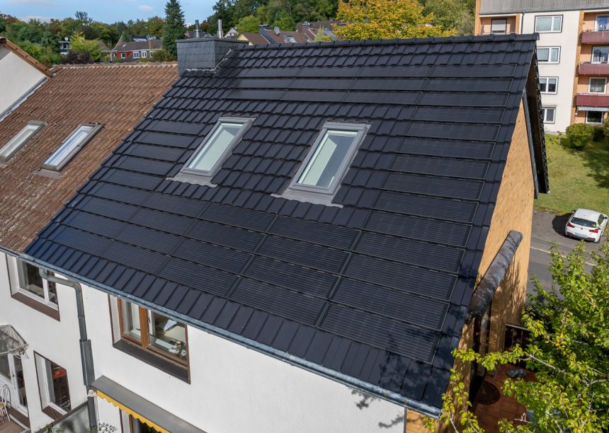 J160 en J160-PV op gerenoveerde twee-onder-een-kapwoning met zadeldak in de focus.