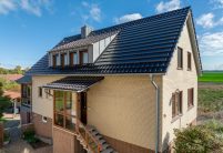 Gerenoveerde eengezinswoning met Moderne dakpan J160 en J160-PV Geïntegreerde Solarmodule, de krachtige PV-oplossing, in het totaaloverzicht met entree.