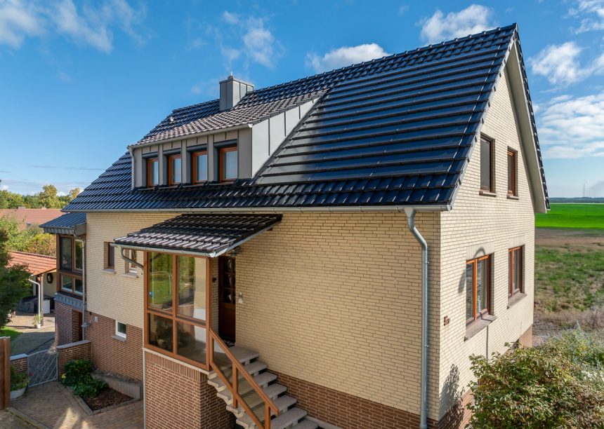 Gerenoveerde eengezinswoning met Moderne dakpan J160 en J160-PV Geïntegreerde Solarmodule, de krachtige PV-oplossing, in het totaaloverzicht met entree.