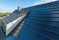 Gerenoveerde eengezinswoning met Moderne dakpan J160 en J160-PV Geïntegreerde Solarmodule, de krachtige PV-oplossing, met focus op de modules en dakkapel.
