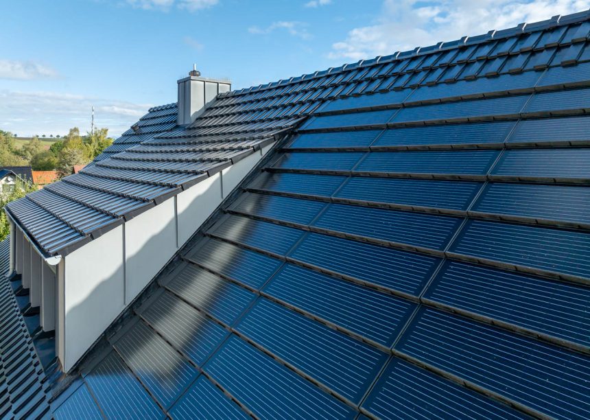 Gerenoveerde eengezinswoning met Moderne dakpan J160 en J160-PV Geïntegreerde Solarmodule, de krachtige PV-oplossing, met focus op de modules en dakkapel.