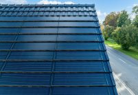 Gerenoveerde eengezinswoning met Moderne dakpan J160 en J160-PV Geïntegreerde Solarmodule, de krachtige PV-oplossing, op het zadeldak.